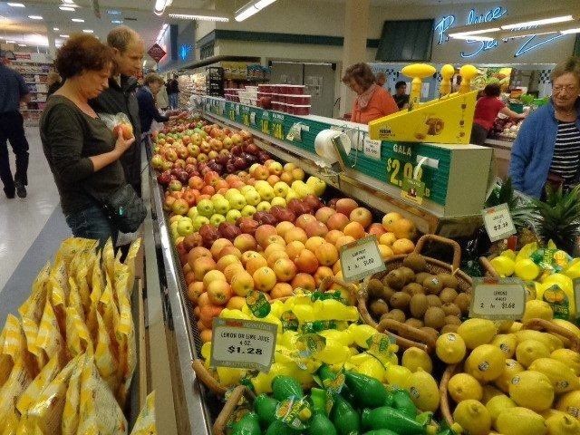 Fruitafdeling Amerikaanse supermarkt. Ze geven hier veel aandacht aan de presentatie van de producten.