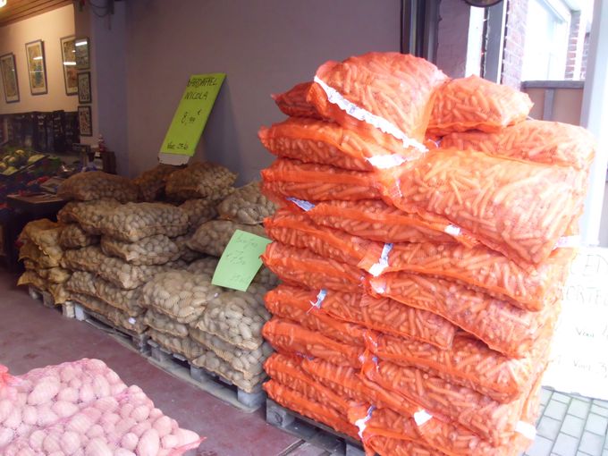 Vrac verkoop van wortelen in de Fruitpoort te Ninove.