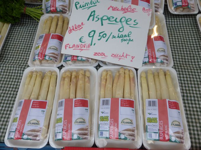 Ze waren vroeg dat jaar de Flandria asperges. Gezien op de markt in Zele op 18 februari 2014.