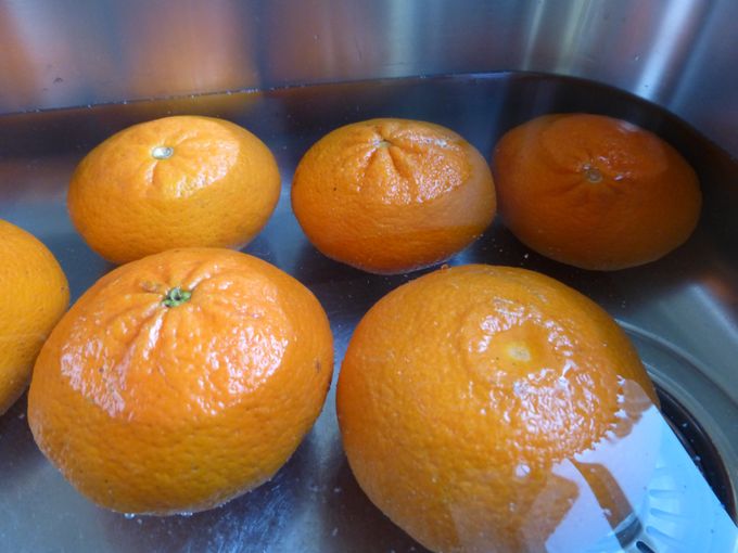 Om te weten of citrus vruchten veel sap bevatten leggen we ze gewoon in water. De sappigste zakken het diepst in het water.