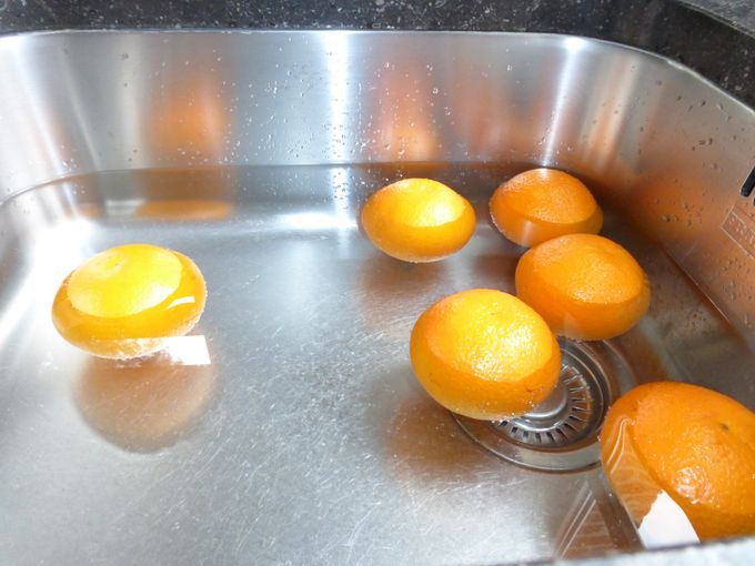 Kwaliteitscontrole vd persappelsien SALUTSIANA. Dit geeft u een beeld van hoe deze appelsien zich gedraagt in water als hij juist voldoende  sap heeft. 