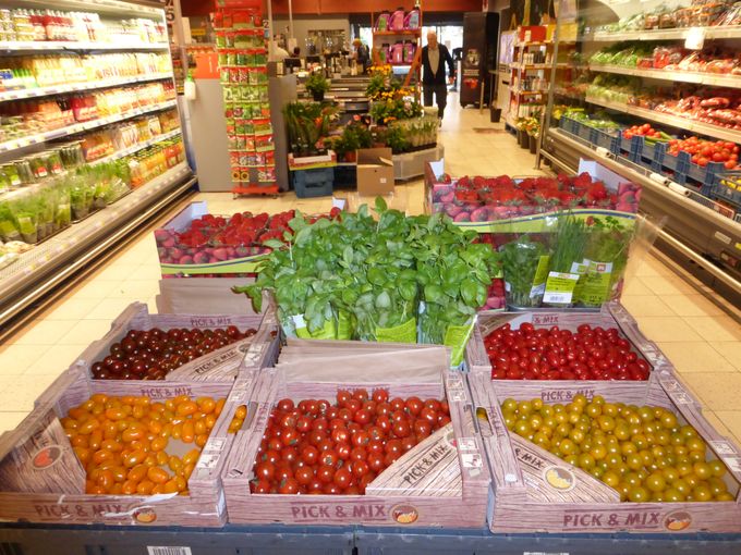 Nieuw gestart in 2014 bij Delhaize en Carrefour. Meerdere mini tomaatjes in bulk. Ze noemen het PICK en MIX. Deze vorm van presentatie is intussen verdwenen bij Delhaize.
Ook in Duitsland hebben we dit gezien.