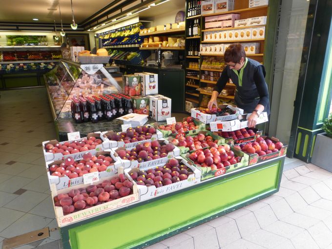 Knappe presentatie en kwaliteit zomerfruit in het winkeltje in Veurne. hier verkopen ze nog echte Franse perziken.
