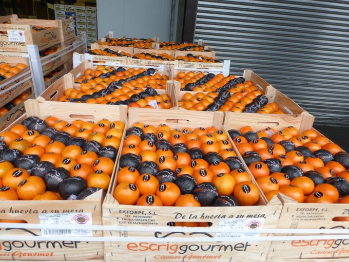 Mooie clementines zonder blad van het merk Gourmet in houten kistjes .Gezien bij invoerder Zeghers te Brussel.wk46