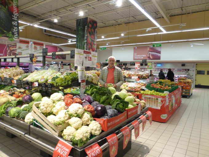 Mooie en verzorgde afdeling fruit en groenten in Franse supermarkt Systeme U in de Elzas.