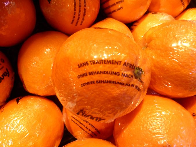 Appelsienen zonder behandeling na de oogst. Dit artikel wordt door de klanten gevraagd voor gebruik in recepten of cocktails.