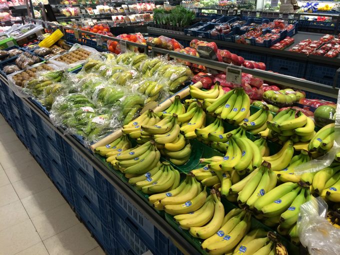 Ruime en verzorgde presentatie van bananen in CF market te Waasmunster wk03/15