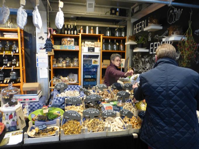 Prachtig assortiment champignons en vriendelijke bediening.
Deze mensen komen ook naar de markt in Antwerpen vertelden ze me.
