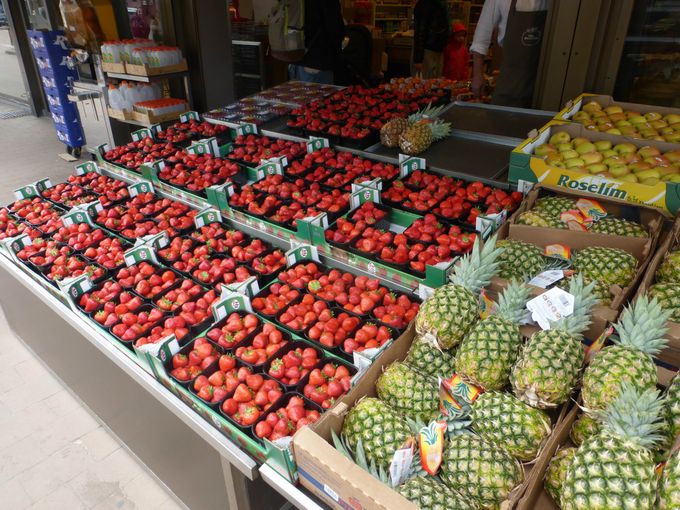 Knappe combinatie aardbeien en ananas bij De Block in Koksijde.