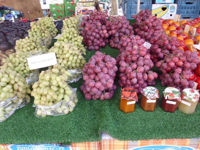 Kleurencombinatie in twee soorten druiven.
Gezien op de markt in Antwerpen.