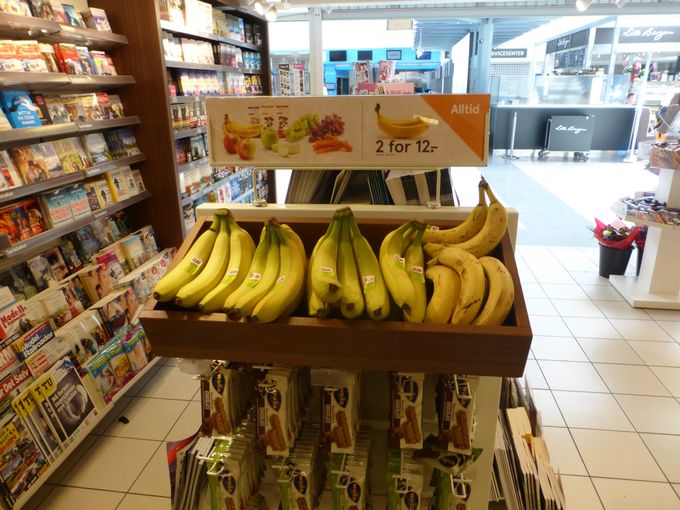 Noorwegen is duidelijk een land waar ze  veel Bananen eten.
in alle kleine winkels ook in de stations kon je bananen kopen.
Prijs: 1,5€ per banaan. Wat is het goedkoop in België!