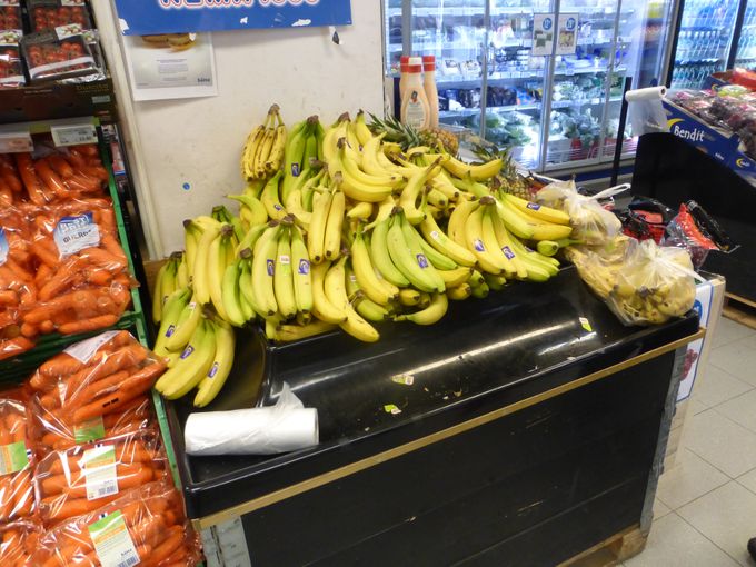 Bananen overal sterk aanwezig zoals hier in een stadswinkel.
Meestal van het merk Dole.