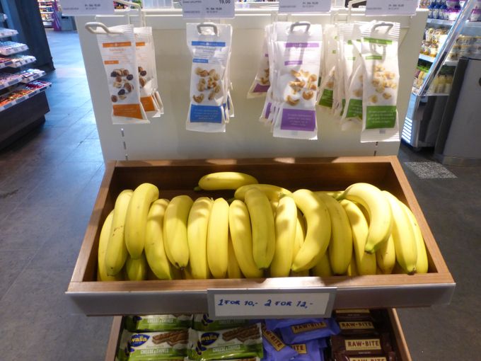 Noorwegen: zelfs in de kleinste winkel vonden we een verzorgde presentatie van bananen. Bananen worden er ook verkocht per stuk.