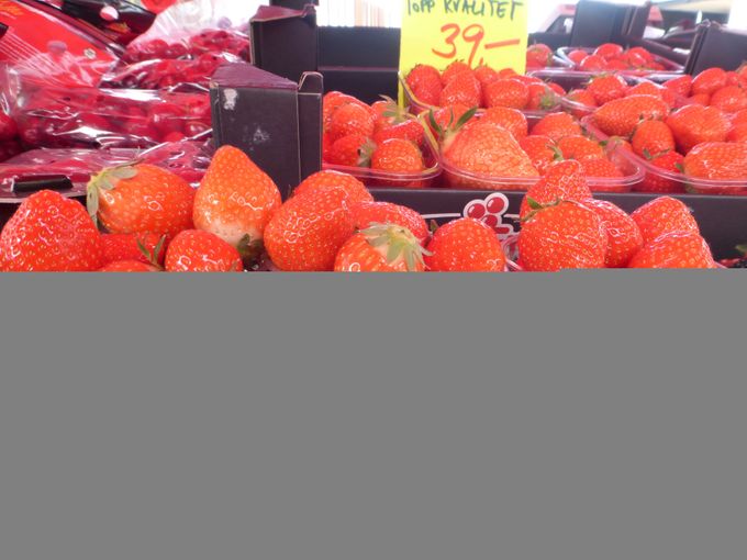 Aardbeien verkocht in beker, gezien op de markt in Noorwegen .