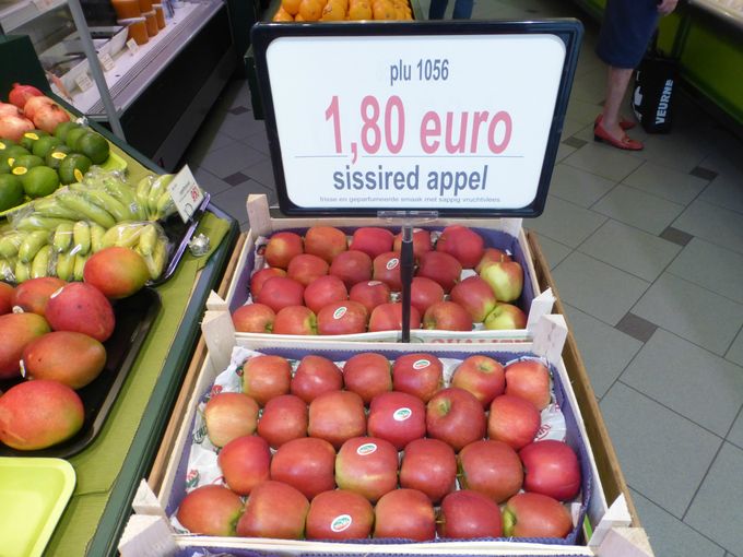 Dit is een vroege mutant van de Delbar appel.
Deze vroege , lekkere Belgische appel is steeds al beschikbaar in augustus begin september. Hier gezien bij specialist t'winkeltje te Veurne.