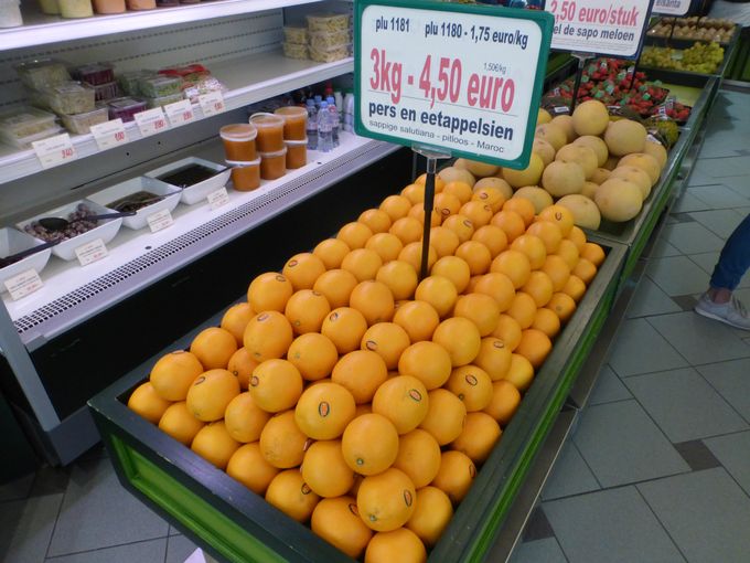 Knappe presentatie van Cibel appelsienen in t'winkeltje te Veurne.