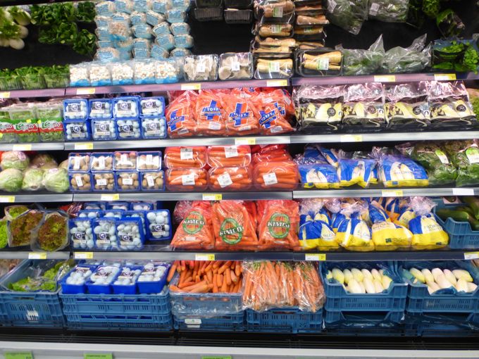 Knappe blokpresentatie van wortelen in supermarkt ALVO.