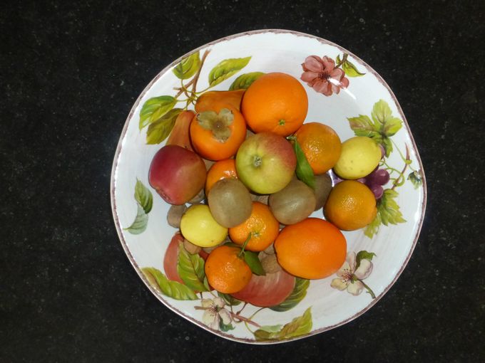 Een fruitschaal op tafel geeft de tafel kleur.