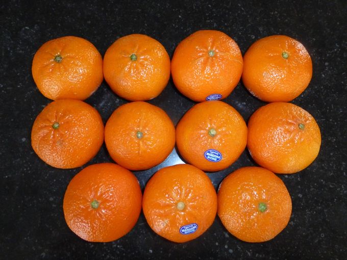 Dit zijn Mandoras. Dit is een citrus vrucht die behoort tot de familie van de Ortanique. 
Het is de citrus vrucht die het meeste sap bevat. 
Vooral op de markt tussen eind januari en maart.
 Alleen in Cyprus gebruiken ze de naam Mandora.