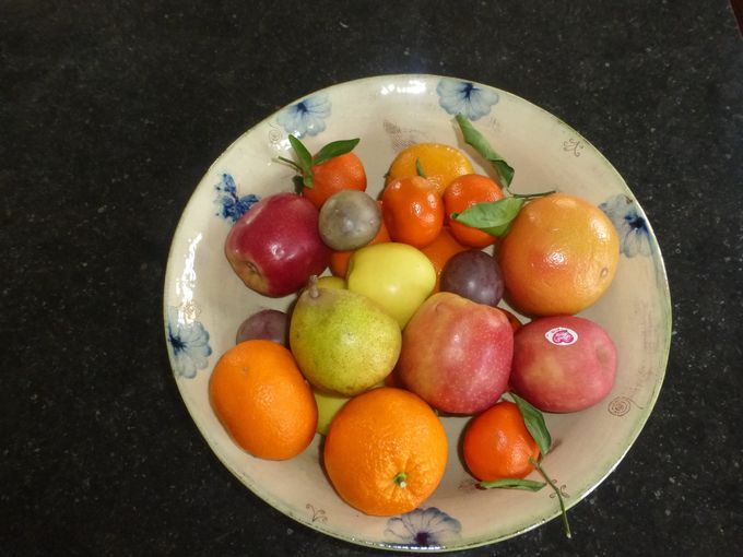 Deze week vooral appelen en citrus in onze fruitschaal en enkele passievruchten voor bij het ontbijt. 