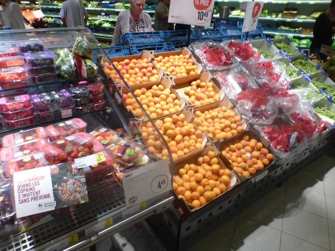 Ruime presentatie voor abrikozen in supermarkt in Chimay.