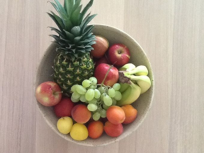 Lekkere fruitschaal met zomerfruit in augustus 