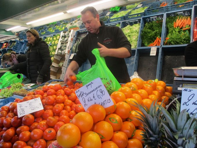 Knappe presentatie van citrus bij Sarens op de markt in wemmel.. wk03/17