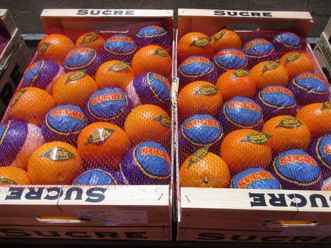 Mooie appelsien van het merk Sucré. Invoerder De Roeck Brussel.