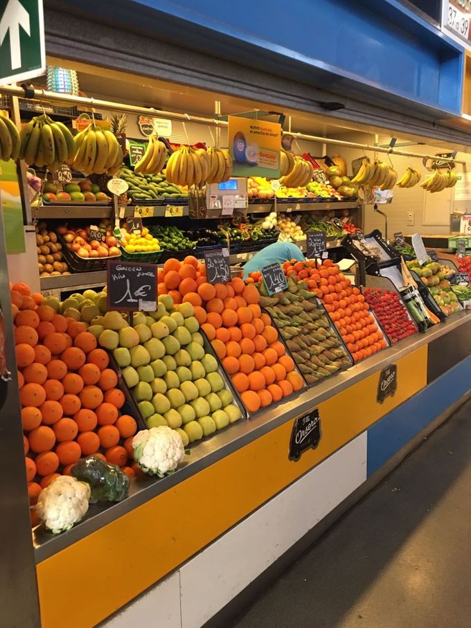 Knappe presentatie van fruitwinkel in Malaga.