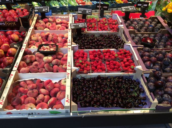 Mooie kleurencombinatie met pruimen, aardbeien, kersen en wilde perziken. Foto ALVO Kortessem.