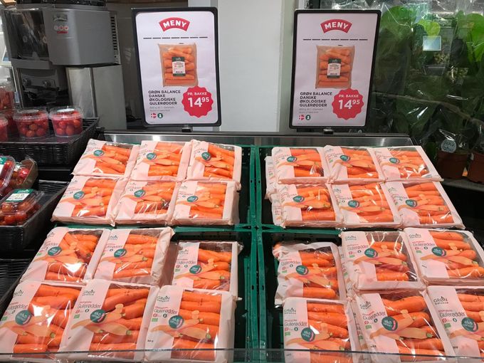 Ja ook in Denemarken zagen we veel aandacht in de winkel voor de presentatie van de wortelen.
