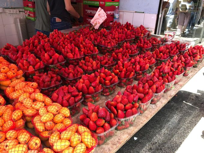 Aardbeien op de markt in Tel  Aviv. Een speciale manier van vullen van de bakjes zou je zeggen. Ontvangen foto in week18/19