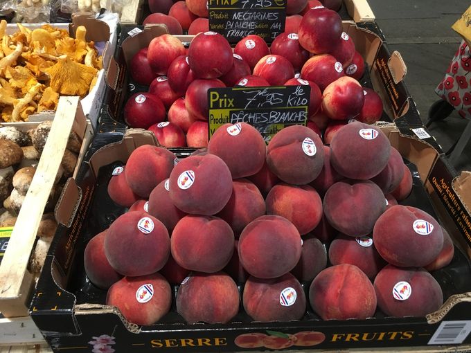 Op de markt in Antibes vonden we in september nog heel mooi steenfruit.