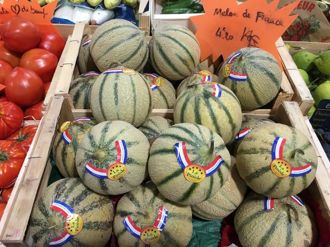 Mooie meloenen op de markt in Antibes is september.