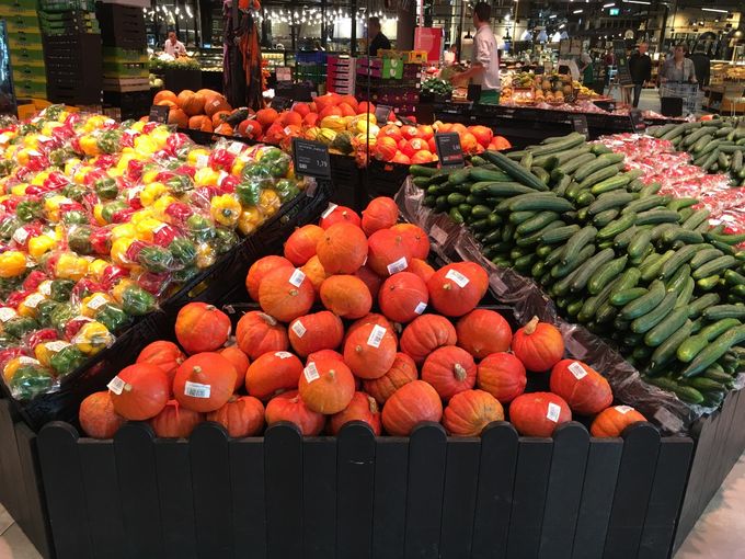 Kleurencombinaties zijn bijzonder belangrijk binnen de verkoop van fruit en groenten, deze foto genomen in Duitsland. 