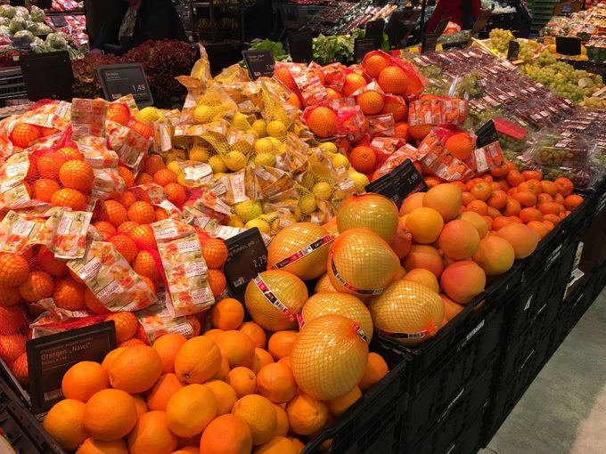Veel citrus in de supermarkten. 