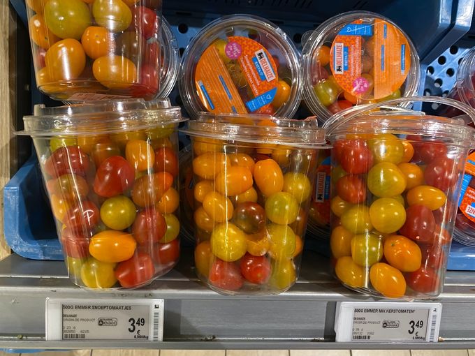 Ja de mini tomaatjes nemen steeds meer en meer plaats in, in de afdeling tomaten in de supermarkt. 