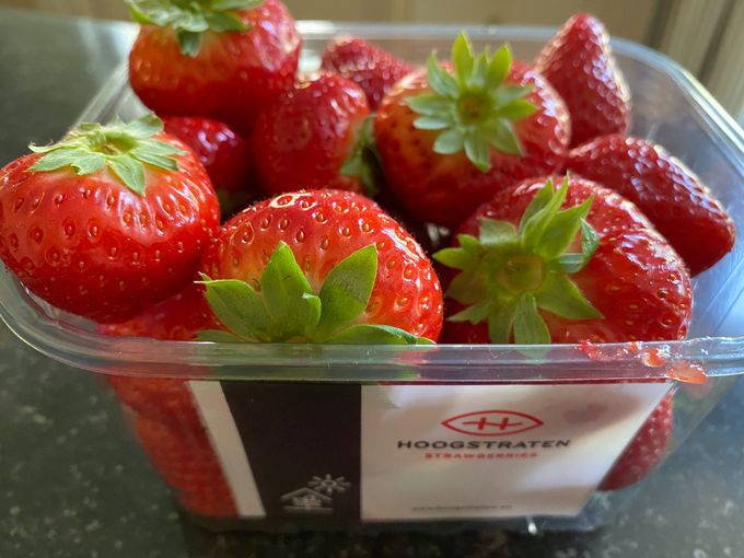 In de maand april/mei zijn de aardbeien in sommige winkels het dikste artikel in fruit.
