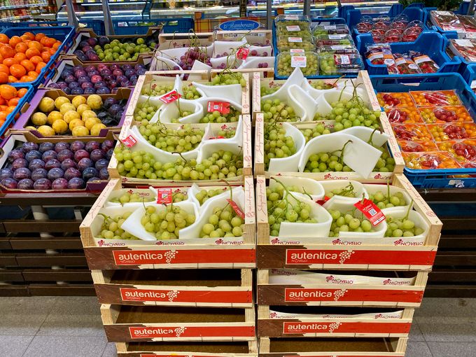 Ja veel fruit verkopen dat is: de juiste seizoenartikels de nodige ruimte geven zoals in oktober , november de Italiaanse druiven. 