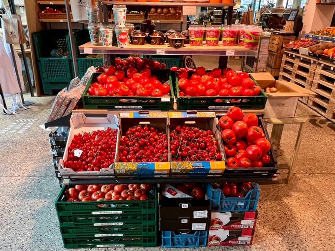 Knappe presentatie van tomaten bij de groentevakman Vaneccelpoel in Herentals in december. 