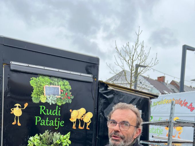 Op de markt vinden we nog echte specialisten zoals Rudi patatje op de markt in Overijse. Leuk om bij zo een mensen je patatten te kunnen kopen. 