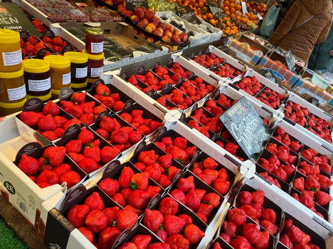 Mooie en lekkere aardbeien Sonsation op de markt in Overijse bij Bruyninckx. 