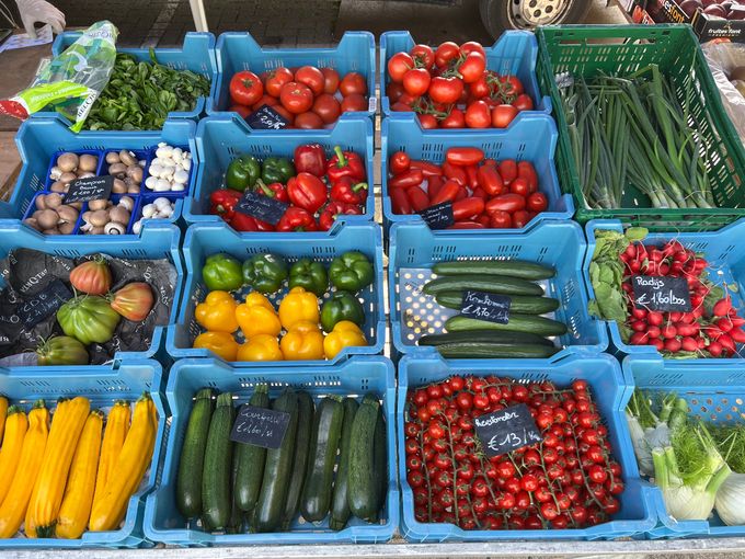 Kleur is heel belangrijk bij de verkoop van fruit en groenten. zelfs op een kleine markt zoals hier in Waasmunster kan er met kleur gewerkt worden. 
