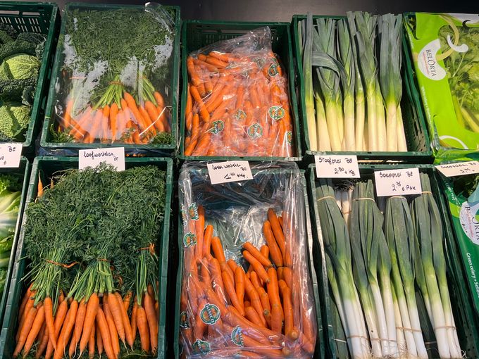De wortel is in België een veel  gegeten groenten. Gezien de lage prijzen zijn de wortelen ook een interessante groenten. Naast de prei komen ze goed tot hun recht.